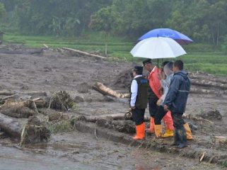 Bupati Agam dan Gubernur Sumbar meninjau banjir bandang Malalak. Pencarian korban terus dilakukan, 13 meninggal, akses masih terputus. Foto: infopublik.id