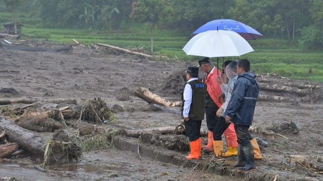 Bupati Agam dan Gubernur Sumbar meninjau banjir bandang Malalak. Pencarian korban terus dilakukan, 13 meninggal, akses masih terputus. Foto: infopublik.id