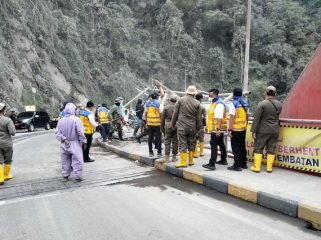 Warga Lumajang membongkar warung di zona rawan Semeru demi mitigasi bencana, didampingi BBJN dan Perhutani untuk menjaga keamanan kawasan. Foto: infopublik.id