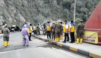 Warga Lumajang membongkar warung di zona rawan Semeru demi mitigasi bencana, didampingi BBJN dan Perhutani untuk menjaga keamanan kawasan. Foto: infopublik.id