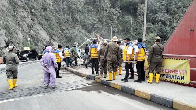 Warga Lumajang membongkar warung di zona rawan Semeru demi mitigasi bencana, didampingi BBJN dan Perhutani untuk menjaga keamanan kawasan. Foto: infopublik.id