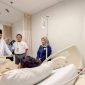 Gus Ipul menjenguk korban ledakan SMAN 72 di RS Yarsi. Pemerintah pastikan biaya pengobatan, rehabilitasi, dan bantuan sosial ditanggung negara. foto: Dok Kemensos