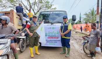 Kemenag bersama Baznas dan LAZ menembus wilayah terisolir Lubuk Siduk, Aceh Tamiang, untuk menyalurkan bantuan logistik dan trauma healing korban banjir. Foto: kemenag.go.id