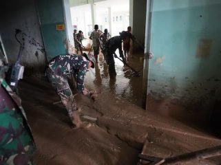 Kepala BNPB tinjau banjir Aceh Tamiang dan pastikan bantuan tersalurkan. RSUD dibersihkan, logistik disalurkan via darat, laut, dan udara. Foto: infopublik.id