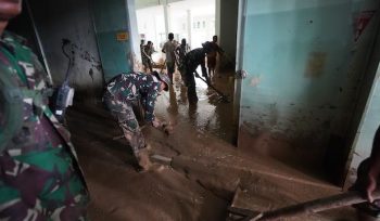 Kepala BNPB tinjau banjir Aceh Tamiang dan pastikan bantuan tersalurkan. RSUD dibersihkan, logistik disalurkan via darat, laut, dan udara. Foto: infopublik.id