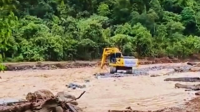 Aliran sungai di Padang berubah pascabanjir bandang. DPUPR lakukan penanganan darurat untuk cegah pengikisan tebing dan kerusakan lanjutan. Foto: infopublik.id