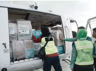 Pertamina menyalurkan bantuan logistik, layanan kesehatan, dan trauma healing bagi korban banjir dan longsor di Sumatra melalui jalur darat, laut, dan udara. Foto: infopublik.id