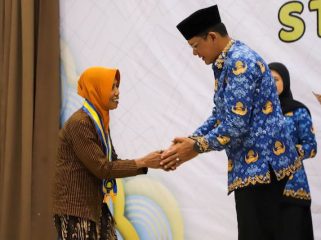 Wabup Sleman mewisuda 474 peserta Sekolah Lansia. Pemkab Sleman siap memperluas program demi meningkatkan kualitas hidup lansia.