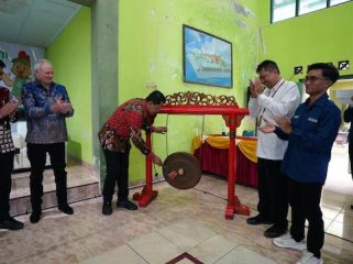 Wabup Sleman meresmikan Kandang Ayam Telur Sehat Pandansari di Wukirsari sebagai upaya memperkuat ketahanan pangan dan mendukung penurunan stunting. 