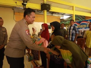 Plt Kapolres Tuban salurkan bantuan dan tinjau rumah rusak akibat angin puting beliung di Semanding, serta kerahkan personel bantu perbaikan. Foto: infopublik.id