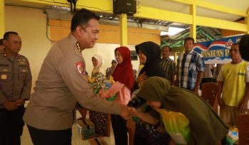 Plt Kapolres Tuban salurkan bantuan dan tinjau rumah rusak akibat angin puting beliung di Semanding, serta kerahkan personel bantu perbaikan. Foto: infopublik.id