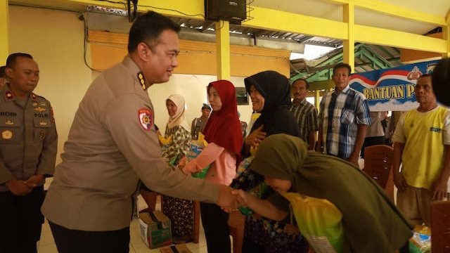 Plt Kapolres Tuban salurkan bantuan dan tinjau rumah rusak akibat angin puting beliung di Semanding, serta kerahkan personel bantu perbaikan. Foto: infopublik.id