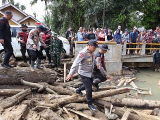 Polda Riau kirim bantuan besar-besaran ke Sumbar, Sumut, dan Aceh. Dari drone, K9, hingga psikolog diterjunkan untuk bantu korban bencana. Foto: infopublik.id
