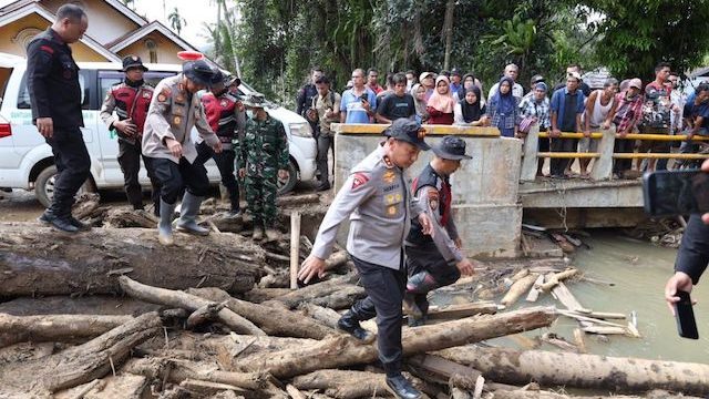 Polda Riau kirim bantuan besar-besaran ke Sumbar, Sumut, dan Aceh. Dari drone, K9, hingga psikolog diterjunkan untuk bantu korban bencana. Foto: infopublik.id