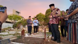 Wamenag Romo Syafi’i ziarah ke makam Ust Jazir ASP di Yogyakarta. Kenang sosok sederhana dengan pemikiran masjid yang melampaui zamannya. foto: Dok Kemenag