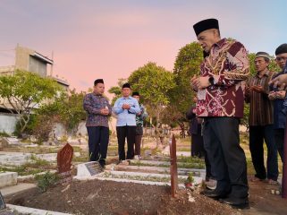 Wamenag Romo Syafi’i ziarah ke makam Ust Jazir ASP di Yogyakarta. Kenang sosok sederhana dengan pemikiran masjid yang melampaui zamannya. foto: Dok Kemenag