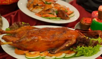 Sajian oriental cuisine, seperti Duck di Dapur Apoh THE 1O1 Hotel Yogyakarta Tugu. Foto : Istimewa