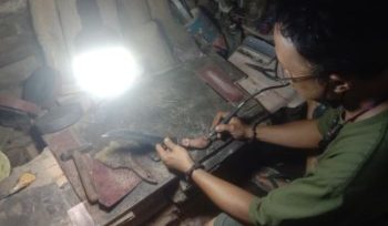 Pengrajin Sleman Mei Anjar Witolo konsisten melestarikan senjata tradisional Nusantara sebagai identitas budaya di tengah arus modernisasi. foto: Istimewa