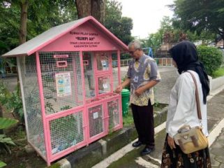 DLH Sleman kembangkan Rumpi ah di Kapanewon Depok sebagai fasilitas pilah botol plastik untuk kurangi sampah plastik sekali pakai. foto: Istimewa