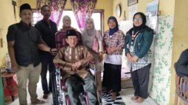 Dinsos Sleman salurkan bantuan kursi roda kepada lansia rentan di Condongcatur untuk dukung mobilitas dan kemandirian. foto: Istimewa