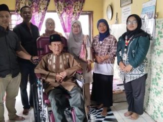 Dinsos Sleman salurkan bantuan kursi roda kepada lansia rentan di Condongcatur untuk dukung mobilitas dan kemandirian. foto: Istimewa