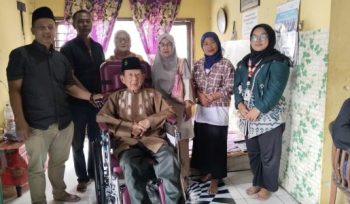 Dinsos Sleman salurkan bantuan kursi roda kepada lansia rentan di Condongcatur untuk dukung mobilitas dan kemandirian. foto: Istimewa